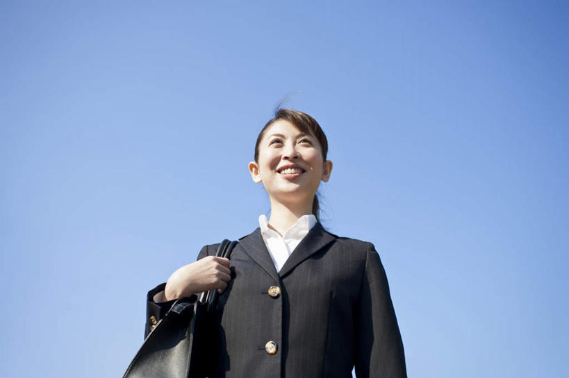 东方人,手,一个人,商务人士,商务女性,站,笑,微笑,露齿笑,横图,室外,白天,仰视,衬衫,西装,亚洲,仅一个年轻女性,仅一个女性,仅一个人,阴影,套装,正装,光线,包,皮包,影子,云,云朵,云彩,注视,职业装,黄种人,蓝色,黑色,白云,蓝天,天空,阳光,天,观察,看,站着,手部,搭,晴朗,观看,单肩包,察看,搭着,关注,商务装,工薪阶层,年轻女性,女人,女性,亚洲人,白领,上班族,晴空,站立,半身,彩图,低角度拍摄,衬衣