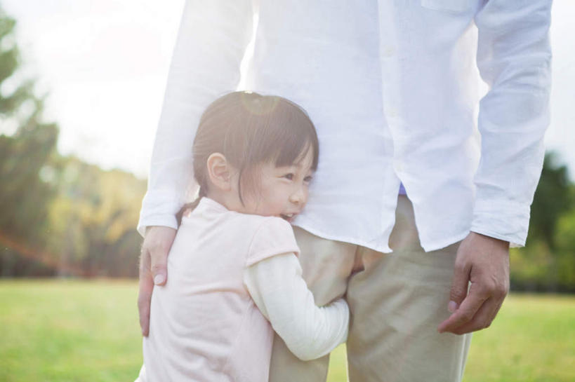 儿童,手,两个人,家庭,父亲,女儿,站,抱,摸,横图,室外,白天,正面,纯洁,草地,草坪,植物,抚摸,阴影,服装,光线,影子,云,云朵,云彩,休闲装,草,树,树木,小孩,衣服,粉色,蓝色,绿色,白色,白云,蓝天,天空,阳光,自然,天,站着,休闲,温暖,温馨,父女,一家人,手部,休闲服,父爱,可爱,童年,童趣,服饰,生长,晴朗,成长,抱着,和睦,搂着,童真,烂漫,无邪,天真,男人,男性,年轻男性,女孩,孩子,年轻人,晴空,触摸,接触,搂,搂抱,站立,半身,彩图,融洽,女生