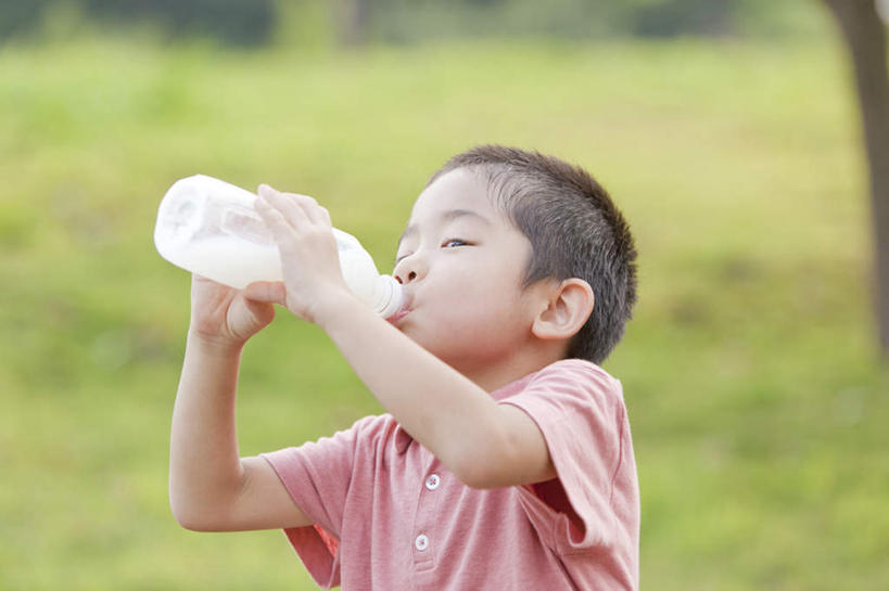 东方人,儿童,手,一个人,举,横图,室外,白天,正面,纯洁,草地,草坪,水,植物,亚洲,仅一个男性,仅一个人,喝水,握,阴影,服装,朦胧,模糊,光线,液体,影子,拿,拿着,注视,休闲装,黄种人,饮用水,草,树,树木,小孩,衣服,红色,绿色,阳光,自然,瓶子,塑料制品,矿泉水,观察,看,托,仅一个小孩,休闲,手部,休闲服,塑料瓶,可爱,童年,童趣,握着,服饰,生长,成长,观看,察看,关注,童真,蒸馏水,烂漫,无邪,天真,男孩,男人,男性,亚洲人,孩子,举起,举手,举着,向上举,向上伸,向上托,半身,彩图,男生