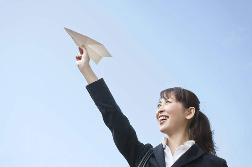 东方人,手,一个人,商务人士,商务女性,站,举,笑,微笑,露齿笑,横图,室外,白天,仰视,衬衫,西装,飞机,亚洲,仅一个年轻女性,仅一个女性,仅一个人,握,阴影,套装,正装,艺术,光线,包,皮包,影子,折纸,纸艺,手工艺品,云,云朵,拿,云彩,拿着,注视,职业装,黄种人,文化,蓝色,黑色,白云,蓝天,天空,阳光,工艺品,天,观察,看,托,站着,手部,握着,晴朗,观看,纸飞机,单肩包,察看,高雅,关注,商务装,工薪阶层,工艺折纸,自信心,品位,年轻女性,女人,女性,亚洲人,白领,上班族,晴空,举起,举手,举着,向上举,向上伸,向上托,站立,半身,彩图,低角度拍摄,衬衣