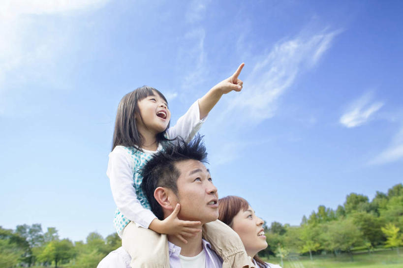 东方人,儿童,脸,头,脸颊,手,三个人,家庭,夫妻,母亲,父亲,儿子,站,笑,微笑,露齿笑,横图,室外,白天,仰视,爱情,纯洁,亚洲,指,阴影,服装,光线,影子,云,云朵,浪漫,云彩,注视,休闲装,黄种人,手叉腰,小孩,骑,衣服,蓝色,白色,白云,蓝天,天空,阳光,天,叉腰,观察,看,站着,张嘴,休闲,温暖,温馨,父子,母子,三口之家,一家人,手部,休闲服,抓,恩爱,父爱,可爱,母爱,童年,童趣,搭,放,恋人,服饰,晴朗,观看,抬起,和睦,察看,抓着,双手叉腰,搭着,关注,童真,烂漫,无邪,天真,男人,男性,年轻男性,年轻女性,女孩,女人,女性,亚洲人,孩子,年轻人,头部,脸部,脸蛋,面部,夫妇,情侣,晴空,张开嘴,站立,半身,彩图,低角度拍摄,伴侣,融洽,女生