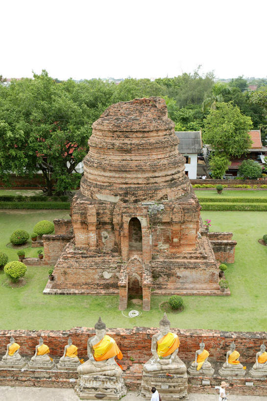 东方人,四个人,竖图,俯视,室外,白天,旅游,度假,草地,草坪,名胜古迹,树林,植物,标志建筑,道路,地标,建筑,路,雕塑,泰国,亚洲,一排,一座,许多,阴影,节日,遗迹,艺术,整齐,装饰,光线,雕刻,雕像,影子,砖块,云,云朵,小路,塔,交通,云彩,黄种人,古迹,文化,文物,娱乐,建设,古建筑,石雕,大城,草,树,树木,排列,黄色,蓝色,绿色,白云,蓝天,天空,阳光,自然,工艺品,天,祈祷,享受,休闲,健康,旅游胜地,放松,许愿,宗教,东南亚,佛教,信仰,生长,晴朗,成长,纪念,祈求,美术,队列,主题,陈列,古文明,袈裟,泰王国,功能,美学,阿育他耶府,大城府,平安,亚洲人,晴空,半身,彩图,高角度拍摄