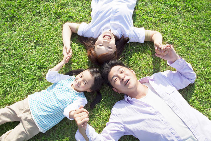 东方人,儿童,三个人,家庭,夫妻,母亲,父亲,儿子,躺,举,握手,笑,微笑,露齿笑,横图,俯视,室外,白天,裙子,爱情,纯洁,草地,草坪,植物,亚洲,阴影,连衣裙,服装,光线,影子,浪漫,注视,休闲装,黄种人,草,树,树木,小孩,衣服,绿色,阳光,自然,观察,看,托,休闲,温暖,温馨,父子,母子,三口之家,一家人,休闲服,恩爱,父爱,可爱,母爱,童年,童趣,伸直,恋人,服饰,生长,成长,观看,和睦,察看,关注,童真,烂漫,无邪,卧着,天真,男人,男性,年轻男性,年轻女性,女孩,女人,女性,亚洲人,孩子,年轻人,夫妇,情侣,举起,举手,举着,拉手,手拉手,手握手,躺着,卧,向上举,向上伸,向上托,半身,彩图,高角度拍摄,伴侣,融洽,女生