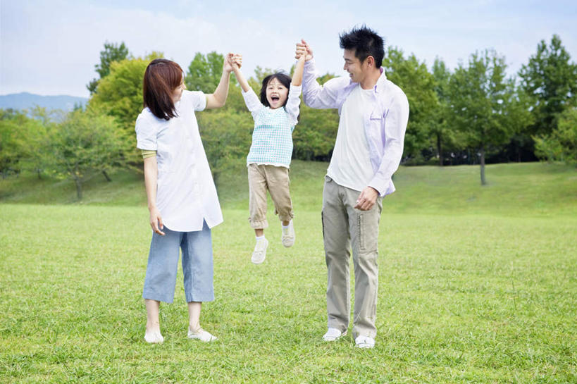 东方人,儿童,三个人,家庭,夫妻,母亲,父亲,儿子,站,握手,笑,微笑,露齿笑,横图,室外,白天,正面,爱情,纯洁,草地,草坪,植物,亚洲,服装,浪漫,扭头,注视,休闲装,黄种人,草,树,树木,小孩,衣服,绿色,自然,观察,看,站着,转头,休闲,温暖,温馨,父子,母子,三口之家,一家人,休闲服,恩爱,父爱,可爱,母爱,腾空,童年,童趣,恋人,服饰,生长,成长,观看,和睦,察看,关注,童真,烂漫,无邪,凌空,天真,男孩,男人,男性,年轻男性,年轻女性,女人,女性,亚洲人,孩子,年轻人,夫妇,情侣,搀手,拉手,手搀手,手拉手,手牵手,手握手,站立,彩图,全身,伴侣,融洽,男生