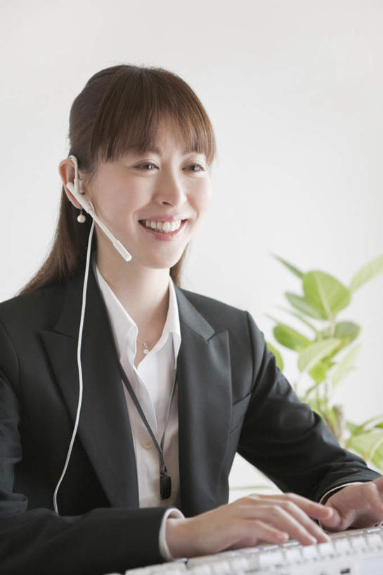东方人,一个人,商务人士,商务女性,坐,笑,微笑,露齿笑,竖图,室内,白天,正面,键盘,植物,亚洲,仅一个年轻女性,仅一个女性,仅一个人,敲打,套装,模糊,盆栽,盆景,话务员,注视,黄种人,输入,输入设备,通讯设备,绿色,自然,耳机,耳麦,话筒,打字,观察,看,生长,成长,观看,点击,敲击,察看,麦克风,关注,通信设备,商务装,工薪阶层,客服人员,电话销售,按键,年轻女性,女人,女性,亚洲人,白领,接线员,上班族,坐着,半身,彩图