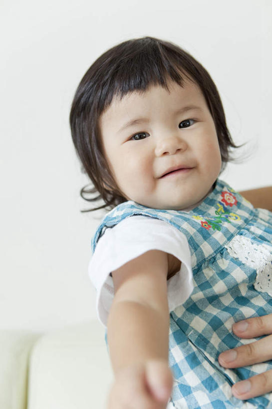 东方人,婴儿,儿童,两个人,家庭,母亲,抱,笑,微笑,露齿笑,竖图,室内,特写,白天,侧面,纯洁,亚洲,服装,扭头,注视,休闲装,黄种人,小孩,衣服,观察,看,转头,休闲,温暖,温馨,一家人,休闲服,可爱,母爱,童年,童趣,服饰,活泼,抱着,观看,和睦,察看,搂着,关注,宝宝,童真,纯真,烂漫,无邪,母婴,伶俐,天真,年轻女性,女孩,女人,女性,亚洲人,孩子,年轻人,卷发,怀抱,搂,搂抱,相抱,拥抱,半身,彩图,融洽