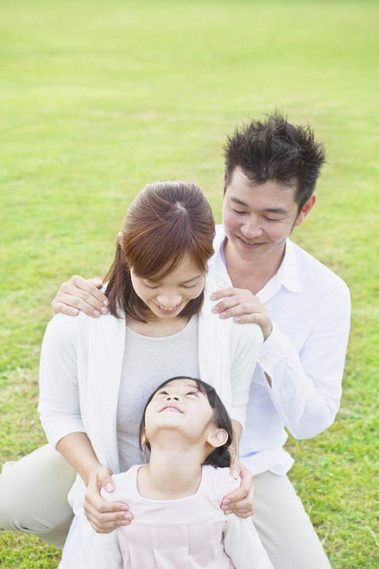 东方人,儿童,三个人,家庭,夫妻,母亲,父亲,女儿,坐,抱,笑,微笑,露齿笑,竖图,俯视,室外,白天,爱情,纯洁,草地,草坪,植物,亚洲,服装,浪漫,注视,休闲装,黄种人,草,小孩,衣服,绿色,低头,观察,看,休闲,温暖,温馨,父女,母女,三口之家,一家人,休闲服,恩爱,父爱,可爱,母爱,童年,童趣,恋人,服饰,抱着,观看,和睦,察看,搂着,关注,童真,烂漫,无邪,天真,男人,男性,年轻男性,年轻女性,女孩,女人,女性,亚洲人,孩子,年轻人,夫妇,情侣,怀抱,搂,搂抱,相抱,仰头,拥抱,坐着,半身,彩图,高角度拍摄,伴侣,融洽,女生