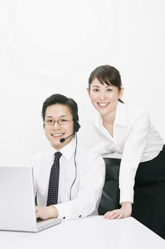 东方人,眼睛,眉毛,睫毛,两个人,伙伴,朋友,商务人士,商务男性,商务女性,会议室,站,坐,笑,微笑,露齿笑,竖图,室内,白天,正面,衬衫,友谊,合作,团队,电脑,笔记本电脑,亚洲,瞳孔,弯腰,套装,网络,领带,话务员,注视,黄种人,通讯设备,黑色,耳机,耳麦,话筒,观察,看,站着,战略,眼部,观看,察看,无线,麦克风,象征,庄重,关注,专业,通信设备,商务装,身份,无线网络,无线上网,便携式电脑,工薪阶层,客服人员,电话销售,弯身,联合,合谋,正式,地位,亲和,配合,协作,手提电脑,男人,男性,年轻男性,年轻女性,女人,女性,亚洲人,睫,眉,眼,眼睫毛,眼眉,白领,接线员,上班族,站立,坐着,半身,彩图,衬衣,眼眉毛