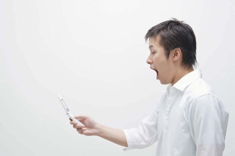 东方人,一个人,站,打电话,横图,室内,白天,白色背景,侧面,衬衫,电话,手机,亚洲,仅一个男性,仅一个人,握,服装,惊讶,拿,拿着,注视,休闲装,黄种人,通讯设备,仅一个年轻男性,衣服,白色,观察,看,站着,张嘴,休闲,休闲服,握着,摄影,服饰,影棚,观看,察看,关注,张大嘴巴,交流,男人,男性,年轻男性,亚洲人,张开嘴,沟通,通话,站立,半身,彩图,影棚拍摄,衬衣,拍摄