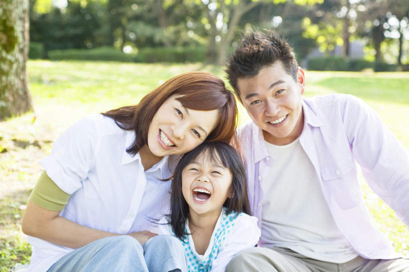 东方人,儿童,三个人,家庭,夫妻,母亲,父亲,儿子,坐,笑,大笑,横图,室外,白天,正面,爱情,旅游,度假,兴奋,纯洁,草地,草坪,美景,树林,太阳,植物,亚洲,阴影,服装,朦胧,模糊,光线,影子,景观,浪漫,依偎,注视,休闲装,黄种人,娱乐,草,树,树木,小孩,衣服,绿色,阳光,自然,观察,看,靠,靠着,倚靠,张嘴,享受,休闲,温暖,温馨,父子,母子,三口之家,一家人,休闲服,景色,恩爱,放松,父爱,可爱,母爱,童年,童趣,恋人,服饰,生长,成长,观看,和睦,察看,倚着,关注,自然风光,张大嘴巴,童真,烂漫,无邪,哈哈大笑,依附,依赖,投靠,天真,男孩,男人,男性,年轻男性,年轻女性,女人,女性,亚洲人,孩子,年轻人,夫妇,情侣,张开嘴,坐着,半身,彩图,高兴,狂笑,伴侣,融洽,男生