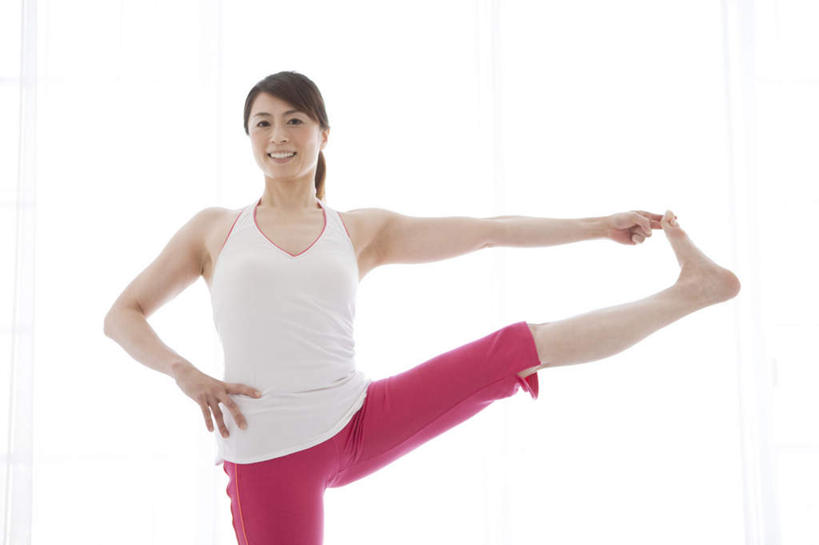 东方人,腿部,脚,脚趾,脚趾甲,腿,一个人,站,笑,微笑,露齿笑,横图,室内,白天,白色背景,正面,锻炼,运动,窗户,亚洲,仅一个年轻女性,仅一个女性,仅一个人,握,阴影,服装,光线,影子,注视,休闲装,黄种人,光脚,翘腿,手叉腰,玻璃窗,衣服,红色,白色,叉腰,观察,看,站着,休闲,健康,赤脚,休闲服,平衡,拉伸,伸直,握着,摄影,服饰,影棚,观看,察看,关注,体育,年轻女性,女人,女性,亚洲人,脚指甲,站立,半身,彩图,影棚拍摄,健身,拍摄