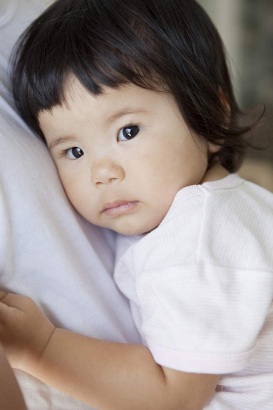 东方人,婴儿,儿童,两个人,家庭,母亲,站,抱,竖图,室内,特写,白天,侧面,纯洁,亚洲,服装,朦胧,模糊,注视,休闲装,黄种人,小孩,衣服,白色,观察,看,站着,休闲,温暖,温馨,一家人,休闲服,可爱,母爱,童年,童趣,服饰,活泼,抱着,观看,和睦,察看,搂着,关注,宝宝,童真,纯真,烂漫,无邪,母婴,伶俐,天真,年轻女性,女人,女性,亚洲人,孩子,年轻人,搂,搂抱,站立,半身,彩图,融洽