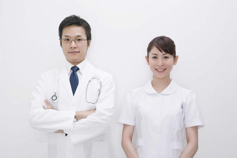 东方人,眼睛,眉毛,睫毛,两个人,伙伴,朋友,医生,站,笑,双手交叉,微笑,露齿笑,横图,室内,白天,白色背景,正面,工作服,制服,友谊,合作,团队,亚洲,瞳孔,吊挂,悬挂,领带,挂,注视,黄种人,一个,听诊器,观察,看,手放前,站着,医护人员,医疗人员,休闲服,战略,眼部,摄影,影棚,单个,观看,察看,医疗设备,双手抱胸,象征,庄重,白大褂,关注,身份,联合,合谋,正式,地位,工作制服,配合,协作,男人,男性,年轻男性,年轻女性,女人,女性,亚洲人,睫,眉,眼,眼睫毛,眼眉,大夫,站立,半身,彩图,影棚拍摄,工作套服,拍摄,眼眉毛