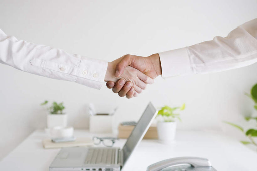 东方人,眼睛,眉毛,睫毛,两个人,伙伴,同事,朋友,商务人士,商务男性,站,握手,打电话,横图,室内,白天,侧面,衬衫,友谊,成功,合作,团队,集体,信心,电脑,笔记本电脑,植物,杯子,电话,手机,亚洲,瞳孔,阴影,套装,朦胧,模糊,光线,网络,盆栽,影子,盆景,黄种人,通讯设备,队伍,绿色,自然,水杯,站着,战略,眼部,生长,成长,无线,领导,成就,通信设备,商务装,无线网络,合伙,领袖,无线上网,便携式电脑,工薪阶层,联合,合谋,交流,配合,协作,手提电脑,男人,男性,年轻男性,亚洲人,睫,眉,眼,眼睫毛,眼眉,白领,上班族,茶杯,搀手,沟通,拉手,手搀手,手拉手,手牵手,手握手,通话,站立,半身,彩图,衬衣,眼眉毛