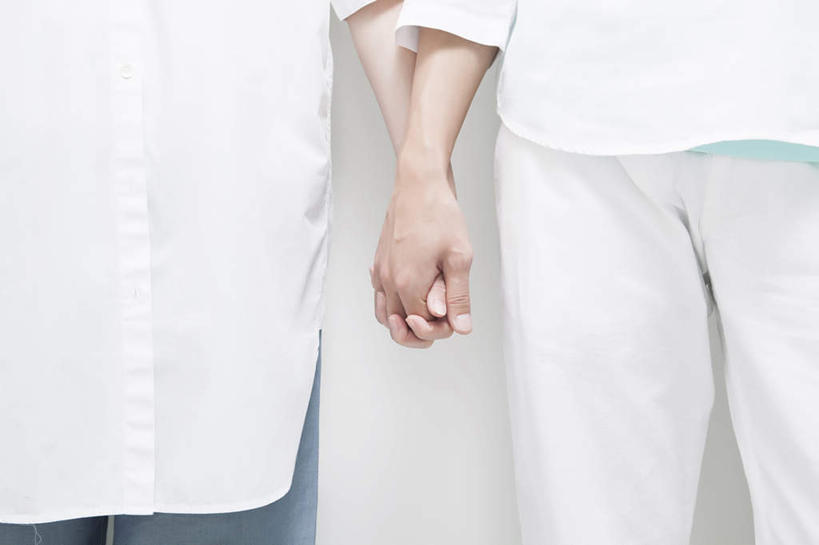 东方人,手,两个人,站,握手,横图,室内,特写,白天,白色背景,正面,爱情,亚洲,双手,服装,浪漫,休闲装,黄种人,衣服,白色,站着,休闲,温暖,温馨,手部,休闲服,恩爱,恋人,摄影,服饰,影棚,和睦,关爱,男人,男性,年轻男性,年轻女性,女人,女性,亚洲人,情侣,搀手,拉手,手搀手,手拉手,手牵手,手握手,站立,半身,彩图,影棚拍摄,拍摄,伴侣,融洽