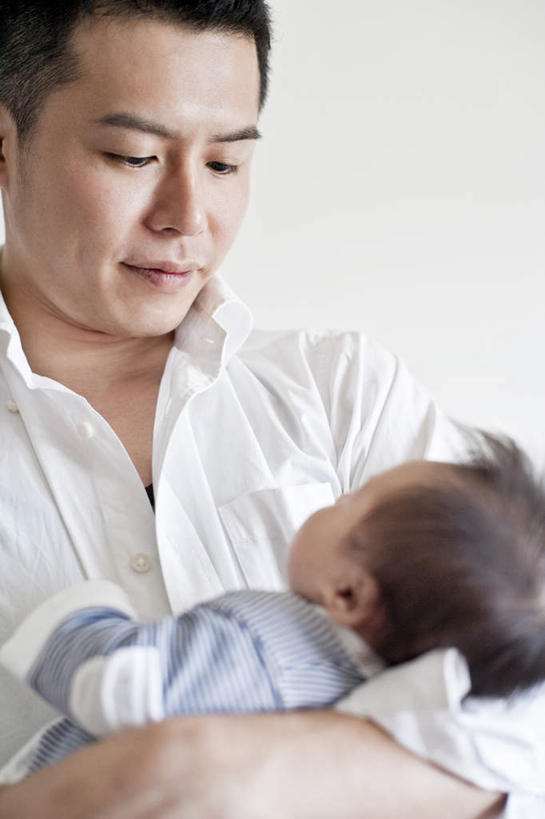 东方人,婴儿,儿童,两个人,家庭,父亲,站,竖图,室内,白天,白色背景,正面,衬衫,纯洁,亚洲,服装,注视,休闲装,黄种人,小孩,衣服,白色,低头,观察,看,站着,休闲,温暖,温馨,一家人,休闲服,父爱,可爱,童年,童趣,摄影,服饰,活泼,影棚,观看,和睦,察看,关注,宝宝,童真,纯真,烂漫,无邪,伶俐,天真,男人,男性,年轻男性,亚洲人,孩子,年轻人,站立,半身,彩图,影棚拍摄,衬衣,拍摄,融洽