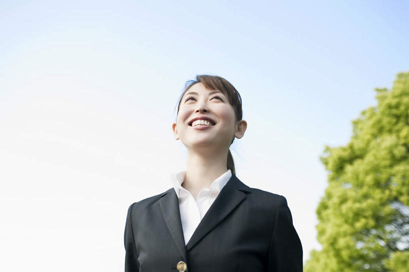 东方人,一个人,商务人士,商务女性,站,笑,微笑,露齿笑,横图,室外,白天,仰视,树林,植物,亚洲,仅一个年轻女性,仅一个女性,仅一个人,套装,云,云朵,云彩,注视,黄种人,树,树木,蓝色,绿色,白云,蓝天,天空,自然,天,观察,看,站着,健康,生长,成长,观看,察看,关注,清新,商务装,工薪阶层,年轻女性,女人,女性,亚洲人,白领,上班族,抬头,仰头,站立,半身,彩图,低角度拍摄