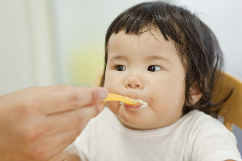 牛奶,东方人,婴儿,儿童,脸,头,脸颊,手,两个人,家庭,母亲,坐,吃,横图,室内,特写,白天,正面,纯洁,椅子,亚洲,喂食,握,服装,朦胧,模糊,木椅,拿,拿着,注视,休闲装,黄种人,肩膀,小孩,衣服,汤勺,观察,看,休闲,温暖,温馨,一家人,手部,休闲服,可爱,母爱,童年,童趣,握着,服饰,活泼,观看,单手,仔细,和睦,察看,关注,宝宝,童真,纯真,烂漫,无邪,细心,细致,母婴,伶俐,认真,天真,年轻女性,女人,女性,亚洲人,孩子,年轻人,头部,脸部,脸蛋,面部,嚼,食,坐着,半身,彩图,融洽