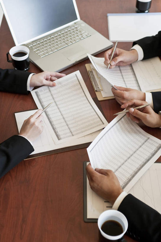 咖啡,东方人,三个人,伙伴,朋友,商务人士,商务男性,办公室,会议室,坐,竖图,俯视,室内,白天,衬衫,友谊,合作,团队,电脑,笔记本电脑,植物,桌子,豆,杯子,亚洲,套装,网络,笔,材料,瓷器,档案,文件,办公桌,豆类,豆子,办公用品,咖啡杯,陶瓷制品,黄种人,通讯设备,文具,学习用品,资料,咖啡豆,战略,文具用品,无线,文档,瓷杯,通信设备,商务装,无线网络,无线上网,便携式电脑,工薪阶层,豆科,联合,合谋,咖啡因,配合,协作,手提电脑,男人,男性,年轻男性,亚洲人,白领,上班族,坐着,半身,彩图,高角度拍摄,衬衣