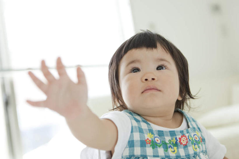 东方人,儿童,脸,头,脸颊,手,一个人,坐,举,摸,横图,室内,特写,白天,仰视,纯洁,窗户,落地窗,亚洲,仅一个女性,仅一个人,阴影,服装,朦胧,模糊,光线,影子,注视,休闲装,黄种人,肩膀,玻璃窗,小孩,衣服,观察,看,托,仅一个小孩,休闲,手部,休闲服,可爱,童年,童趣,伸手,服饰,观看,单手,好奇,察看,关注,童真,渴望,烂漫,无邪,天真,女孩,女人,女性,亚洲人,孩子,头部,脸部,脸蛋,面部,触摸,接触,举起,举手,举着,向上举,向上伸,向上托,仰头,坐着,半身,彩图,低角度拍摄,女生