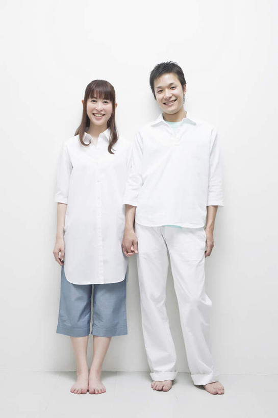 东方人,腿部,脚,脚趾,脚趾甲,腿,两个人,站,握手,竖图,白色背景,正面,爱情,亚洲,睡衣,并排,浪漫,注视,黄种人,光脚,观察,看,站着,温暖,温馨,赤脚,恩爱,恋人,摄影,影棚,观看,和睦,察看,关爱,关注,男人,男性,年轻男性,年轻女性,女人,女性,亚洲人,脚指甲,情侣,搀手,拉手,手搀手,手拉手,手牵手,手握手,站立,彩图,全身,影棚拍摄,拍摄,伴侣,融洽