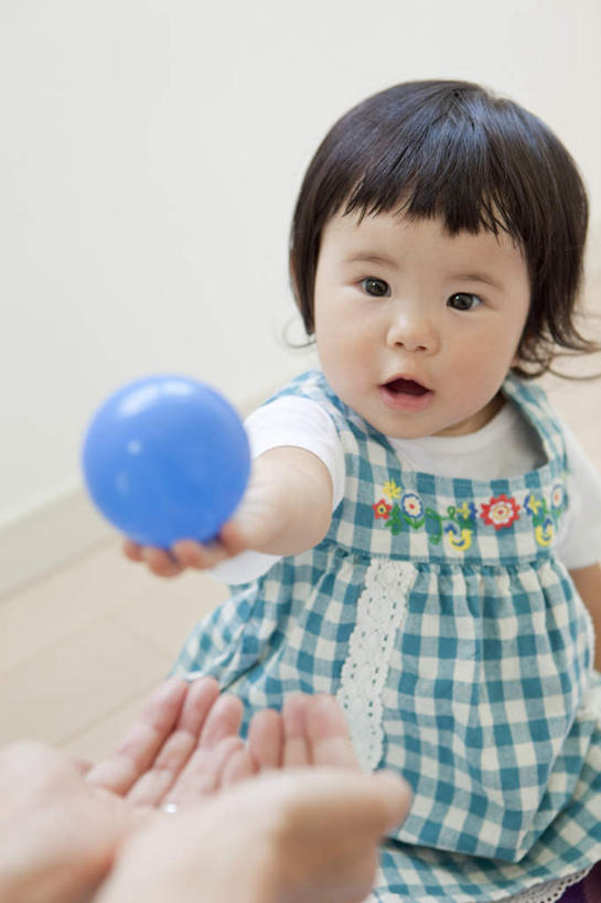 东方人,婴儿,儿童,两个人,家庭,母亲,站,竖图,俯视,室内,白天,游戏,纯洁,地板,玩具,亚洲,双手,服装,朦胧,模糊,塑料,地面,玩,注视,休闲装,黄种人,娱乐,木地板,小孩,衣服,气球,塑料制品,观察,看,伸,站着,休闲,温暖,温馨,一家人,休闲服,充气玩具,橡胶,可爱,母爱,童年,童趣,益智,服饰,活泼,观看,活动,单手,和睦,察看,伸出,发泄,关注,消遣,智力,宝宝,童真,橡胶制品,纯真,烂漫,无邪,宣泄,母婴,伶俐,天真,年轻女性,女人,女性,亚洲人,孩子,年轻人,玩耍,嬉戏,站立,半身,彩图,高角度拍摄,融洽