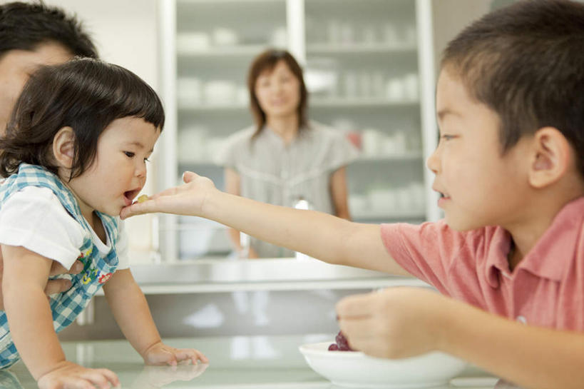 东方人,儿童,四个人,家庭,夫妻,母亲,父亲,女儿,儿子,坐,摸,横图,室内,白天,正面,爱情,纯洁,餐桌,厨房,桌子,厨具,亚洲,撑,抚摸,服装,朦胧,模糊,工具,甜品,浪漫,注视,休闲装,黄种人,干净,小孩,衣服,观察,看,休闲,温暖,温馨,父女,父子,母女,母子,一家人,休闲服,恩爱,父爱,可爱,母爱,童年,童趣,恋人,服饰,餐台,观看,和睦,察看,卫生,撑着,关注,童真,烂漫,无邪,天真,男孩,男人,男性,年轻男性,年轻女性,女孩,女人,女性,亚洲人,孩子,年轻人,夫妇,情侣,洗涤用具,触摸,接触,洗涤,坐着,半身,彩图,伴侣,融洽,男生,女生