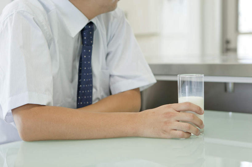 牛奶,东方人,一个人,商务人士,商务男性,餐厅,坐,横图,室内,白天,正面,衬衫,餐桌,窗户,桌子,杯子,玻璃,亚洲,仅一个男性,仅一个人,握,套装,朦胧,模糊,饮品,营养,注视,黄种人,玻璃窗,玻璃制品,饮料,仅一个年轻男性,水杯,观察,看,握着,餐台,观看,察看,乳制品,奶,关注,商务装,工薪阶层,安神,男人,男性,年轻男性,亚洲人,白领,上班族,茶杯,坐着,半身,彩图,衬衣,餐馆,饭店,饭馆