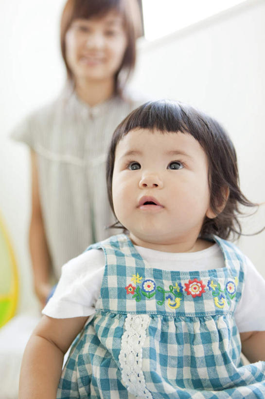 东方人,儿童,两个人,家庭,母亲,女儿,露台,坐,竖图,室内,白天,正面,纯洁,阳台,亚洲,服装,朦胧,模糊,注视,休闲装,黄种人,小孩,衣服,观察,看,休闲,温暖,温馨,母女,一家人,休闲服,可爱,母爱,童年,童趣,服饰,观看,和睦,察看,关注,童真,烂漫,无邪,天真,年轻女性,女孩,女人,女性,亚洲人,孩子,坐着,半身,彩图,露天阳台,融洽,女生