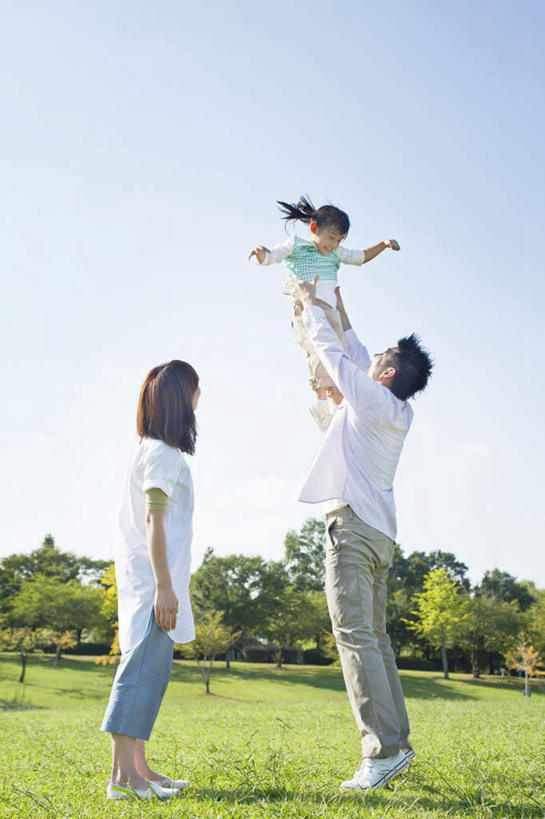 东方人,儿童,三个人,家庭,夫妻,母亲,父亲,儿子,站,抱,竖图,室外,白天,仰视,爱情,纯洁,草地,草坪,树林,植物,亚洲,飞翔,阴影,服装,光线,影子,云,云朵,浪漫,云彩,注视,休闲装,黄种人,草,树,树木,小孩,衣服,蓝色,绿色,白云,蓝天,天空,阳光,自然,天,观察,看,站着,休闲,温暖,温馨,父子,母子,三口之家,一家人,休闲服,恩爱,父爱,可爱,母爱,童年,童趣,恋人,服饰,生长,晴朗,成长,抱着,观看,和睦,察看,搂着,关注,童真,烂漫,无邪,天真,男人,男性,年轻男性,年轻女性,女孩,女人,女性,亚洲人,孩子,年轻人,夫妇,情侣,晴空,怀抱,搂,搂抱,相抱,拥抱,站立,彩图,低角度拍摄,全身,伴侣,融洽,女生
