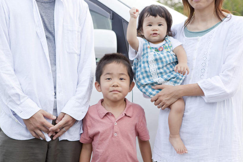 东方人,儿童,腿部,脚,脚趾,脚趾甲,腿,四个人,家庭,夫妻,母亲,父亲,女儿,儿子,站,抱,横图,室外,白天,正面,爱情,纯洁,树林,植物,汽车,亚洲,服装,朦胧,模糊,浪漫,注视,休闲装,黄种人,光脚,鼓励,车,树,树木,小孩,衣服,绿色,自然,交通工具,轿车,观察,加油,看,手势,站着,休闲,温暖,温馨,父女,父子,母女,母子,一家人,赤脚,休闲服,恩爱,父爱,可爱,母爱,童年,童趣,打气,恋人,服饰,生长,成长,抱着,观看,和睦,察看,搂着,关注,载具,鼓舞,童真,烂漫,无邪,天真,男孩,男人,男性,年轻男性,年轻女性,女孩,女人,女性,亚洲人,孩子,年轻人,脚指甲,夫妇,情侣,搂,搂抱,站立,半身,彩图,伴侣,融洽,男生,女生