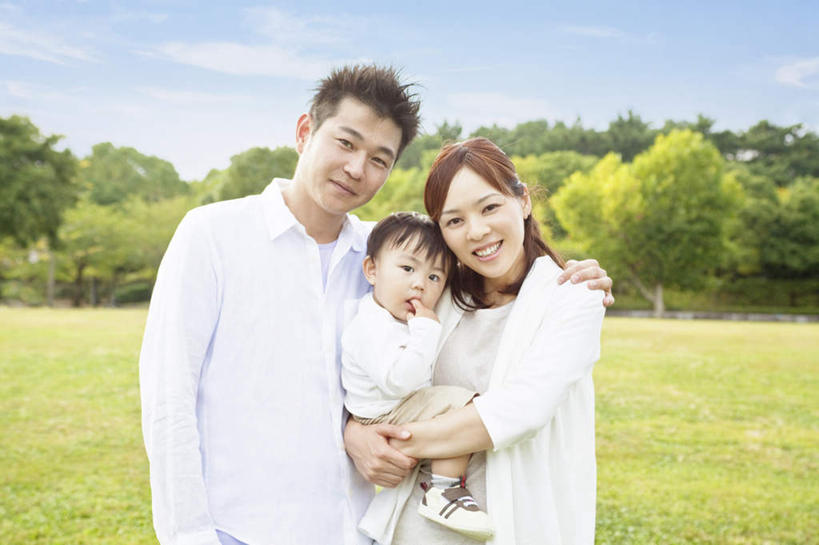 东方人,婴儿,儿童,三个人,家庭,夫妻,母亲,父亲,站,抱,笑,微笑,露齿笑,横图,室外,白天,正面,爱情,纯洁,树林,太阳,植物,亚洲,一排,阴影,服装,朦胧,模糊,整齐,光线,影子,云,云朵,浪漫,云彩,注视,休闲装,黄种人,树,树木,排列,小孩,衣服,蓝色,绿色,白云,蓝天,天空,阳光,自然,天,观察,看,站着,休闲,温暖,温馨,父子,母子,三口之家,一家人,休闲服,恩爱,父爱,可爱,母爱,恋人,服饰,活泼,生长,晴朗,成长,抱着,观看,和睦,察看,搂着,队列,关注,宝宝,吸吮,纯真,烂漫,无邪,伶俐,天真,男人,男性,年轻男性,年轻女性,女人,女性,亚洲人,孩子,年轻人,夫妇,情侣,晴空,怀抱,搂,搂抱,相抱,拥抱,站立,半身,彩图,伴侣,融洽