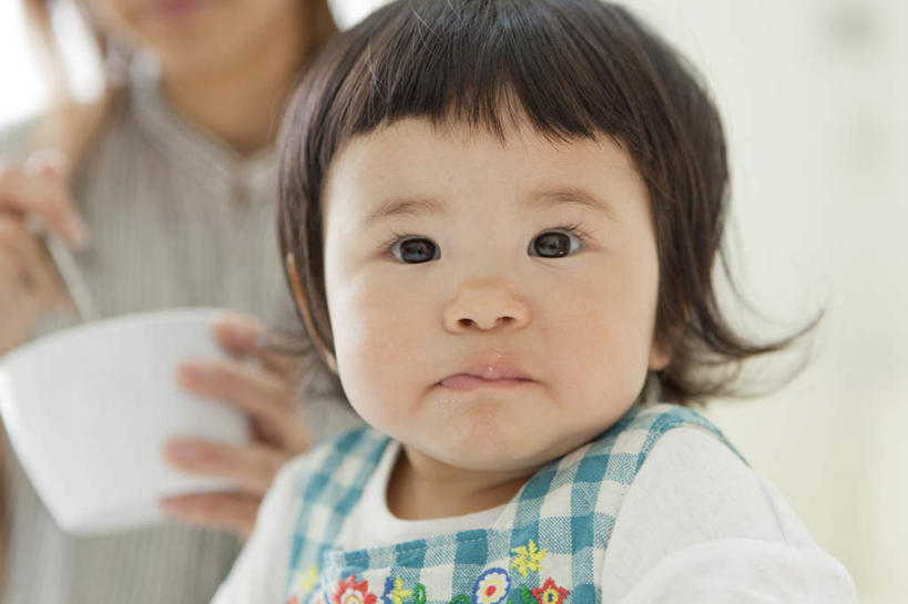 婴儿,儿童,脸,头,脸颊,手,两个人,家庭,母亲,坐,笑,微笑,露齿笑,横图,室内,特写,白天,正面,纯洁,双手,握,花纹,服装,朦胧,模糊,方格,格子,图案,勺子,陶瓷,陶瓷制品,拿,拿着,注视,休闲装,肩膀,小孩,衣服,蓝色,容器,调羹,汤匙,碗,观察,搅拌,看,休闲,温暖,温馨,一家人,手部,休闲服,可爱,母爱,童年,童趣,握着,服饰,活泼,观看,储藏,和睦,察看,储存,关注,宝宝,童真,纯真,烂漫,无邪,母婴,伶俐,天真,年轻女性,女人,女性,孩子,年轻人,头部,脸部,脸蛋,面部,坐着,半身,彩图,融洽,贮存