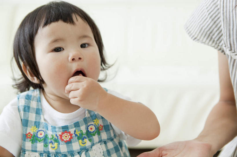 东方人,婴儿,儿童,两个人,家庭,母亲,站,坐,吃,横图,室内,白天,白色背景,正面,纯洁,床,亚洲,花纹,服装,方格,格子,图案,双人床,床单,注视,休闲装,黄种人,被子,小孩,衣服,蓝色,观察,看,站着,休闲,温暖,温馨,一家人,休闲服,可爱,母爱,童年,童趣,舔,摄影,服饰,活泼,影棚,观看,和睦,察看,被单,关注,宝宝,童真,纯真,烂漫,无邪,母婴,伶俐,天真,年轻女性,女人,女性,亚洲人,孩子,年轻人,嚼,食,站立,坐着,半身,彩图,影棚拍摄,拍摄,融洽