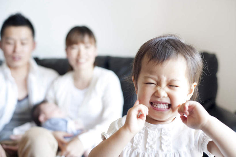 东方人,婴儿,儿童,三个人,家庭,夫妻,母亲,父亲,客厅,坐,笑,微笑,露齿笑,横图,室外,白天,正面,爱情,游戏,纯洁,沙发,亚洲,服装,朦胧,模糊,浪漫,玩,注视,休闲装,黄种人,娱乐,小孩,衣服,观察,看,张嘴,休闲,温暖,温馨,皱眉,父子,母子,三口之家,一家人,休闲服,恩爱,父爱,可爱,母爱,恋人,服饰,活泼,观看,活动,和睦,察看,起居室,发泄,关注,消遣,智力,宝宝,张大嘴巴,纯真,烂漫,无邪,宣泄,伶俐,天真,男人,男性,年轻男性,年轻女性,女人,女性,亚洲人,孩子,年轻人,夫妇,情侣,张开嘴,玩耍,嬉戏,坐着,半身,彩图,伴侣,融洽,皮沙发