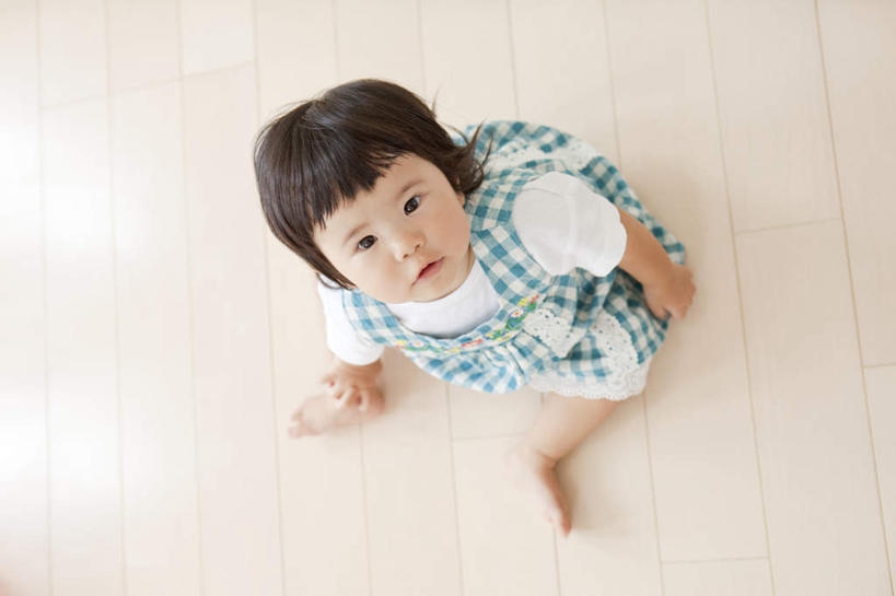 东方人,婴儿,儿童,腿部,脚,脚趾,脚趾甲,腿,一个人,坐,横图,俯视,室内,白天,纯洁,地板,亚洲,仅一个人,许多,服装,方格,格子,地面,注视,休闲装,黄种人,光脚,木地板,小孩,衣服,蓝色,观察,看,休闲,赤脚,休闲服,可爱,服饰,活泼,观看,察看,关注,宝宝,纯真,烂漫,无邪,伶俐,天真,亚洲人,孩子,脚指甲,抬头,仰头,坐着,彩图,高角度拍摄,全身