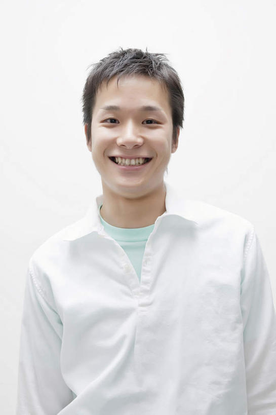 东方人,一个人,站,笑,微笑,露齿笑,竖图,室内,白天,白色背景,正面,衬衫,亚洲,仅一个男性,仅一个人,服装,注视,休闲装,黄种人,干净,仅一个年轻男性,衣服,白色,观察,看,站着,休闲,健康,休闲服,摄影,服饰,影棚,观看,察看,关注,男人,男性,年轻男性,亚洲人,站立,半身,彩图,影棚拍摄,衬衣,拍摄