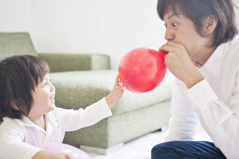 东方人,婴儿,儿童,两个人,家庭,父亲,坐,蹲,笑,摸,微笑,露齿笑,横图,室内,白天,侧面,游戏,纯洁,沙发,玩具,亚洲,抚摸,握,服装,朦胧,模糊,塑料,拿,玩,拿着,注视,休闲装,黄种人,娱乐,一个,小孩,衣服,红色,气球,塑料制品,观察,看,休闲,温暖,温馨,鬼脸,一家人,休闲服,充气玩具,橡胶,父爱,可爱,童年,童趣,益智,握着,服饰,活泼,单个,观看,活动,和睦,察看,发泄,关注,消遣,智力,宝宝,布艺沙发,童真,橡胶制品,纯真,烂漫,无邪,宣泄,伶俐,天真,男人,男性,年轻男性,亚洲人,孩子,年轻人,触摸,蹲着,接触,玩耍,嬉戏,坐着,半身,彩图,融洽