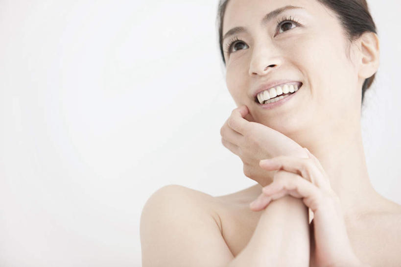 东方人,脸,头,脸颊,手,一个人,站,笑,摸,微笑,露齿笑,横图,室内,特写,白天,白色背景,正面,亚洲,双手,仅一个年轻女性,仅一个女性,仅一个人,撑,抚摸,握,朦胧,模糊,托腮,注视,黄种人,肩膀,观察,看,托,站着,手部,握着,摄影,观看,察看,关注,托下巴,年轻女性,女人,女性,亚洲人,头部,脸部,脸蛋,面部,触摸,接触,站立,半身,彩图,影棚拍摄,拍摄