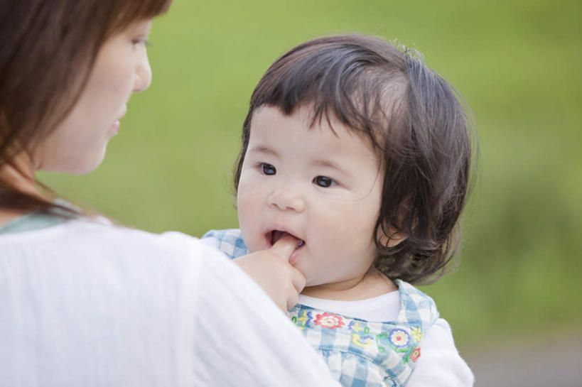 东方人,婴儿,儿童,脸,头,脸颊,手,背部,两个人,家庭,母亲,站,抱,横图,室外,特写,白天,正面,纯洁,草地,草坪,植物,亚洲,咬,服装,朦胧,模糊,注视,休闲装,黄种人,肩膀,草,小孩,衣服,绿色,观察,看,站着,张嘴,休闲,温暖,温馨,一家人,手部,手指,休闲服,可爱,母爱,童年,童趣,服饰,活泼,抱着,观看,单手,咬着,和睦,察看,搂着,关注,宝宝,张大嘴巴,童真,纯真,烂漫,无邪,吮,母婴,伶俐,天真,年轻女性,女人,女性,亚洲人,孩子,年轻人,头部,脸部,脸蛋,面部,张开嘴,怀抱,搂,搂抱,相抱,拥抱,站立,半身,彩图,融洽