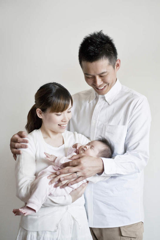 东方人,婴儿,儿童,三个人,家庭,夫妻,母亲,父亲,站,抱,笑,摸,微笑,露齿笑,竖图,室内,白天,白色背景,正面,爱情,纯洁,亚洲,抚摸,服装,浪漫,注视,休闲装,黄种人,小孩,衣服,观察,看,站着,休闲,温暖,温馨,父子,母子,三口之家,一家人,休闲服,恩爱,父爱,可爱,母爱,恋人,摄影,服饰,活泼,影棚,抱着,搭肩,观看,和睦,察看,搂着,孕妇装,关注,宝宝,纯真,烂漫,无邪,伶俐,天真,男人,男性,年轻男性,年轻女性,女人,女性,亚洲人,孩子,年轻人,夫妇,情侣,触摸,怀抱,接触,搂,搂抱,相抱,拥抱,站立,半身,彩图,影棚拍摄,拍摄,伴侣,融洽