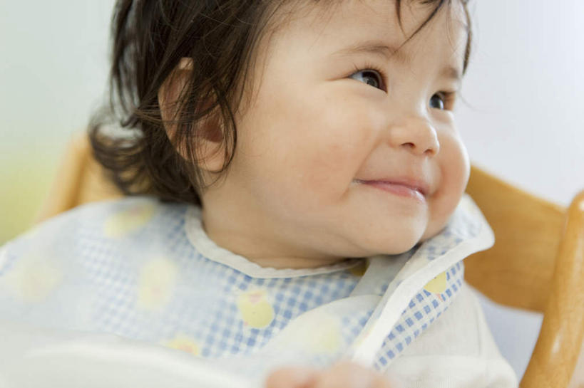 东方人,婴儿,儿童,脸,头,脸颊,一个人,坐,笑,微笑,露齿笑,横图,室内,特写,白天,正面,纯洁,餐桌,桌子,椅子,亚洲,仅一个人,花纹,服装,朦胧,模糊,图案,围兜,注视,休闲装,黄种人,肩膀,小孩,衣服,观察,看,转头,休闲,休闲服,可爱,服饰,活泼,餐台,观看,察看,关注,宝宝,儿童椅,婴儿椅,纯真,烂漫,无邪,宝宝餐椅,宝宝椅,儿童餐椅,婴儿高脚椅,伶俐,天真,亚洲人,孩子,头部,脸部,脸蛋,面部,坐着,半身,彩图