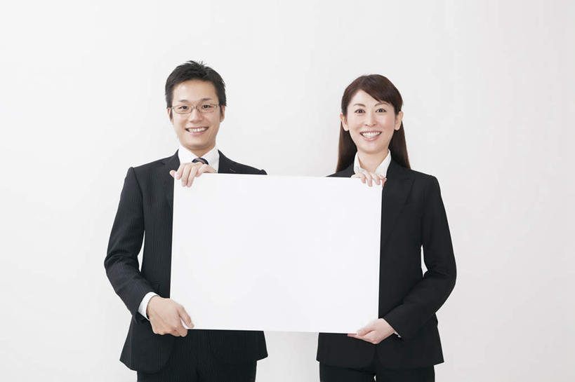 东方人,两个人,同事,商务人士,商务男性,商务女性,站,笑,微笑,露齿笑,横图,室内,白天,白色背景,正面,衬衫,成功,合作,团队,集体,信心,亚洲,握,套装,眼镜,拿,拿着,注视,黄种人,队伍,白色,白纸,观察,看,站着,握着,摄影,影棚,观看,纸板,察看,领导,成就,关注,专业,商务装,合伙,领袖,近视眼镜,工薪阶层,男人,男性,年轻男性,年轻女性,女人,女性,亚洲人,白领,上班族,站立,半身,彩图,影棚拍摄,衬衣,拍摄