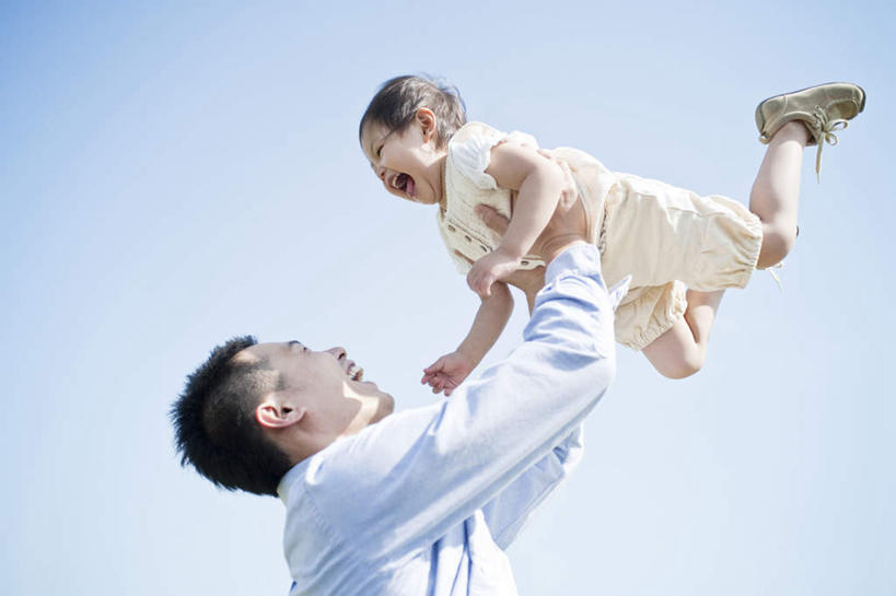 东方人,儿童,两个人,家庭,父亲,女儿,站,举,抱,笑,大笑,横图,室内,白天,白色背景,仰视,兴奋,幸福,纯洁,亚洲,服装,注视,休闲装,黄种人,小孩,衣服,观察,看,托,站着,张嘴,休闲,温暖,温馨,父女,一家人,休闲服,父爱,可爱,童年,童趣,摄影,服饰,影棚,抱着,观看,和睦,察看,搂着,关注,张大嘴巴,童真,烂漫,无邪,哈哈大笑,天真,男人,男性,年轻男性,女孩,亚洲人,孩子,年轻人,张开嘴,怀抱,举起,举手,举着,搂,搂抱,抬头,相抱,向上举,向上伸,向上托,仰头,拥抱,站立,半身,彩图,低角度拍摄,影棚拍摄,高兴,狂笑,拍摄,融洽,女生