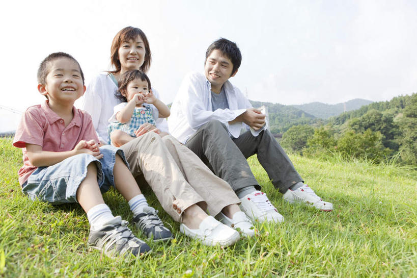 东方人,儿童,四个人,家庭,夫妻,母亲,父亲,女儿,儿子,坐,抱,横图,室外,白天,正面,爱情,旅游,度假,纯洁,草地,草坪,美景,树林,植物,亚洲,阴影,服装,朦胧,模糊,光线,影子,景观,云,云朵,浪漫,云彩,注视,休闲装,黄种人,娱乐,草,树,树木,排列,小孩,衣服,蓝色,绿色,白云,蓝天,天空,阳光,自然,天,观察,看,享受,休闲,温暖,温馨,父女,父子,母女,母子,一家人,休闲服,景色,恩爱,放松,父爱,可爱,母爱,童年,童趣,恋人,服饰,生长,晴朗,成长,抱着,观看,和睦,察看,搂着,关注,自然风光,童真,烂漫,无邪,天真,男孩,男人,男性,年轻男性,年轻女性,女孩,女人,女性,亚洲人,孩子,年轻人,夫妇,情侣,晴空,怀抱,搂,搂抱,相抱,拥抱,坐着,彩图,全身,伴侣,融洽,男生,女生