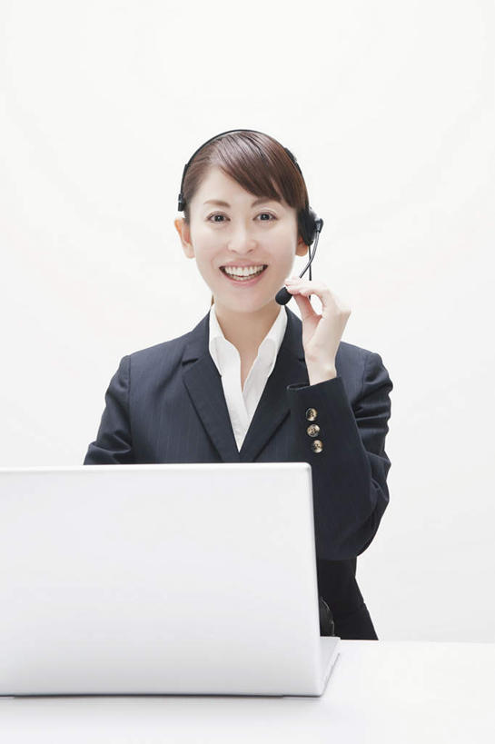 东方人,一个人,商务人士,商务女性,坐,笑,微笑,露齿笑,竖图,室内,白天,白色背景,正面,电脑,笔记本电脑,桌子,亚洲,仅一个年轻女性,仅一个女性,仅一个人,握,套装,网络,办公桌,拿,听,话务员,拿着,注视,黄种人,通讯设备,耳机,耳麦,话筒,观察,看,握着,摄影,影棚,观看,察看,无线,麦克风,关注,通信设备,商务装,无线网络,无线上网,便携式电脑,工薪阶层,客服人员,电话销售,手提电脑,年轻女性,女人,女性,亚洲人,白领,接线员,上班族,坐着,半身,彩图,影棚拍摄,拍摄