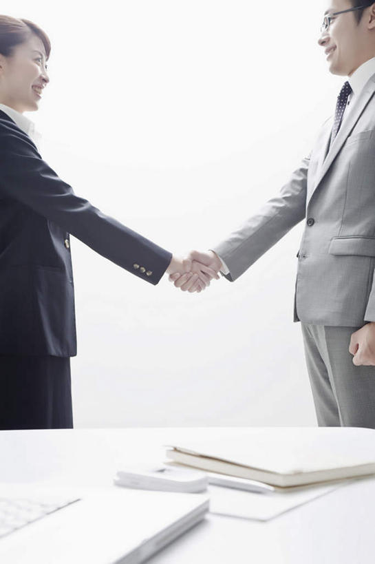 东方人,两个人,伙伴,同事,朋友,商务人士,商务男性,商务女性,站,握手,竖图,室内,白天,侧面,衬衫,友谊,成功,合作,团队,集体,信心,桌子,亚洲,套装,朦胧,模糊,材料,档案,文件,眼镜,办公桌,露天,队伍,相视,资料,站着,面对面,战略,对视,领导,成就,文档,相对,商务装,合伙,领袖,近视眼镜,工薪阶层,相看,联合,合谋,配合,协作,男人,男性,年轻男性,年轻女性,女人,女性,亚洲人,白领,上班族,搀手,拉手,手搀手,手拉手,手牵手,手握手,站立,半身,彩图,衬衣