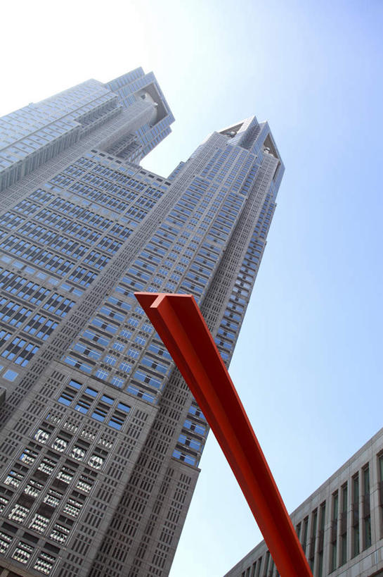 无人,高楼大厦,竖图,室外,白天,仰视,旅游,度假,美景,城市风光,城市,大厦,建筑,摩天大楼,玻璃,东京,日本,亚洲,阴影,光线,影子,景观,云,云朵,新宿,云彩,娱乐,建设,玻璃制品,红色,蓝色,白云,蓝天,天空,阳光,天,享受,休闲,景色,放松,晴朗,东亚,本州,两幢,关东地方,本州岛,日本国,东京都,新宿区,县厅,东京市,晴空,彩图,低角度拍摄,大楼,高层建筑,高楼,摩天楼