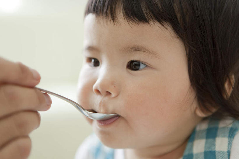 东方人,婴儿,儿童,脸,头,脸颊,手,两个人,家庭,母亲,坐,吃,横图,室内,特写,白天,正面,纯洁,金属制品,亚洲,握,阴影,服装,朦胧,模糊,光线,金属,影子,墙,拿,拿着,注视,休闲装,黄种人,肩膀,墙壁,墙面,小孩,衣服,白色,调羹,观察,看,休闲,温暖,温馨,一家人,手部,休闲服,可爱,母爱,童年,童趣,握着,服饰,活泼,观看,单手,和睦,察看,关注,宝宝,童真,纯真,烂漫,无邪,母婴,伶俐,天真,年轻女性,女人,女性,亚洲人,孩子,年轻人,头部,脸部,脸蛋,面部,嚼,食,坐着,半身,彩图,融洽