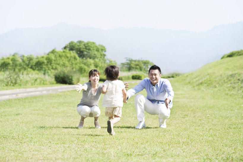 东方人,儿童,背部,三个人,家庭,夫妻,母亲,父亲,女儿,蹲,跑,笑,大笑,横图,室外,白天,正面,爱情,锻炼,兴奋,纯洁,运动,草地,草坪,山,山脉,树林,植物,亚洲,服装,朦胧,模糊,山峰,云,云朵,山峦,浪漫,云彩,注视,休闲装,黄种人,草,树,树木,小孩,衣服,蓝色,绿色,白云,蓝天,天空,自然,群山,天,观察,看,张嘴,休闲,温暖,温馨,父女,母女,三口之家,一家人,休闲服,恩爱,父爱,可爱,母爱,童年,童趣,恋人,服饰,生长,成长,观看,和睦,察看,关注,张大嘴巴,童真,烂漫,无邪,哈哈大笑,体育,天真,男人,男性,年轻男性,年轻女性,女孩,女人,女性,亚洲人,孩子,年轻人,夫妇,情侣,张开嘴,蹲着,跑步,彩图,全身,健身,高兴,狂笑,伴侣,融洽,女生